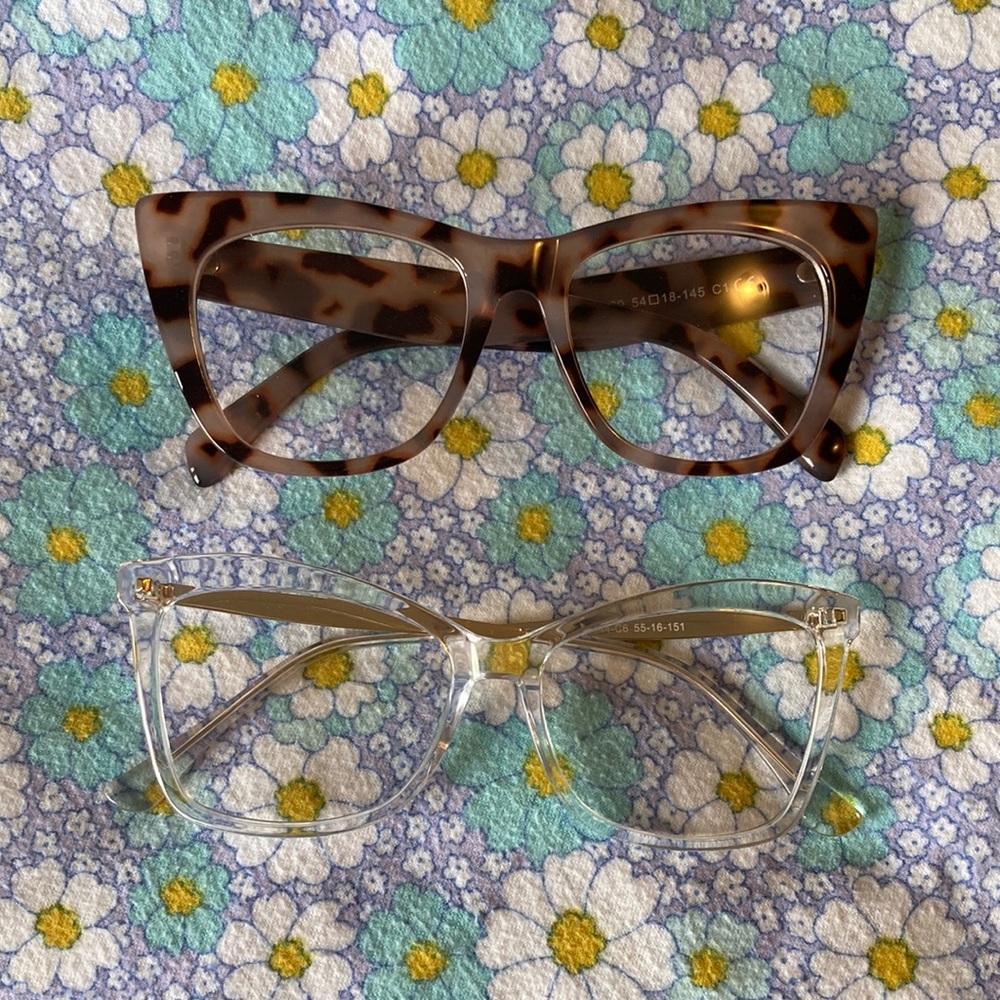 🤩 2 pairs of glasses